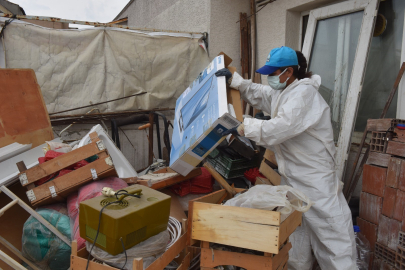 Yıldırım'da bir evden 4 kamyon çöp çıkarıldı