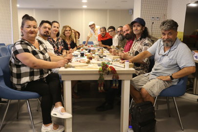 Ham deriden perdeye, ustasından öğrendikleri Karagöz sanatını yaşatıyorlar