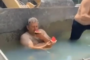 Sıcaktan bunalan işçiler, kepçeyi havuza çevirdi