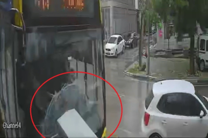 Sıkıştırdığı otobüs kaza yaptı, bir şey olmamış gibi yoluna devam etti