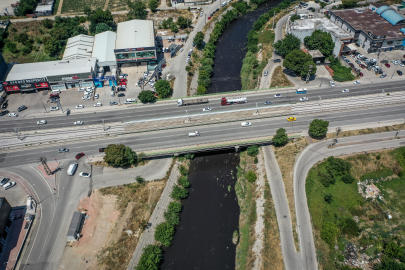 Kaynağında içilebilen Nilüfer Çayı ovada zift gibi akıyor