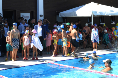 Osmangazi'nin yüzme kurslarında 6 bin öğrenci yüzme öğrendi