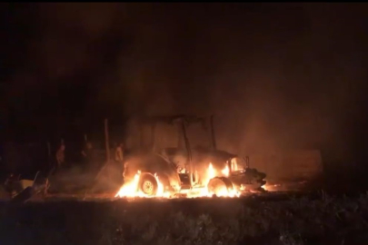 Otluk alanda çıkan yangın traktörü de yaktı