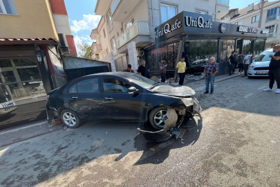 Kontrolden çıkan otomobil önce araca, sonra 2 kafeye çarptı