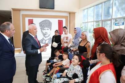 Bozbey, çocukların ilk ders zili heyecanına ortak oldu