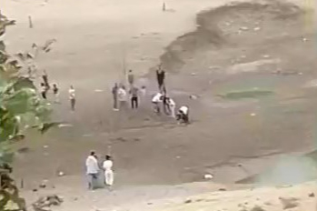 Bataklığa saplanan çocukları vatandaşlar kurtardı