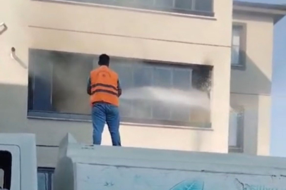 Apartmanda çıkan yangın daireyi küle çevirdi