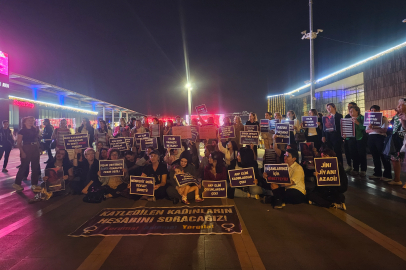 Bursa'da kadın cinayetlerine karşı oturma eylemi