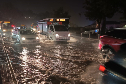 Bursa'da fındık büyüklüğünde dolu yağdı; Cadde ve sokaklar göle döndü