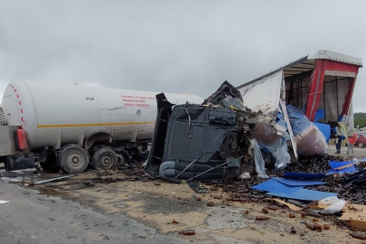 Şişe yüklü tır ile tanker çarpıştı; 2 yaralı