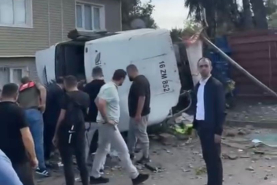 Şerit değiştiren ticari araca çarpan tır direğe çarpıp devrildi; 2 yaralı