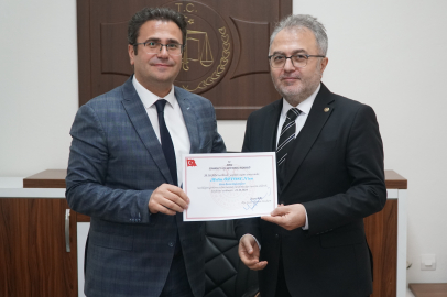Yeniden Bursa Barosu Başkanı seçilen Öztosun mazbatasını aldı