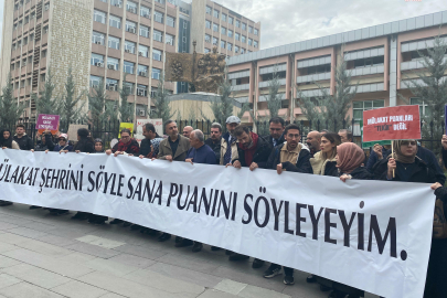 Mülakat mağduru öğretmenler, MEB'in önünde oturma eylemi yaptı