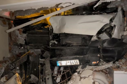 Lodosun yokuş aşağı kaydırdığı kamyon evin salonuna girdi!