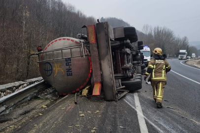 Asit taşıyan tır devrildi; 1 ölü