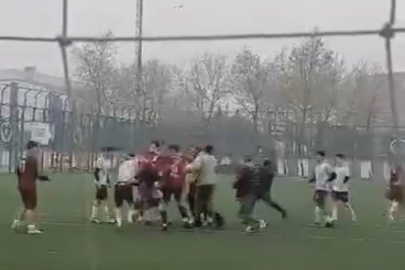 Amatör maçta kavga; Yeşil saha ringe döndü