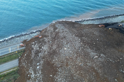 Arhavi'deki heyelanda kalan araçtaki 4 kişinin cansız bedenlerine 36 saat sonra ulaşıldı