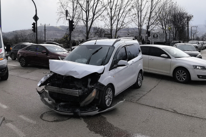 İnegöl'de araçlar çarpıştı: 1'i çocuk 2 yaralı