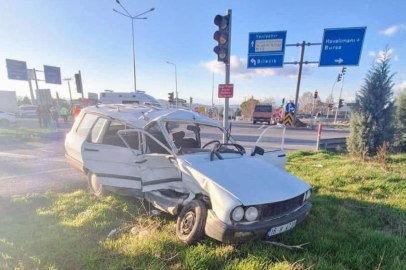 Direksiyon hakimiyetini kaybeden sürücü trafik lambalarında can verdi