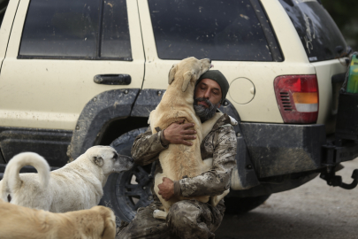 Off-road tutkunu kırsal alanlarda terk edilmiş yüzlerce hayvana bakıyor