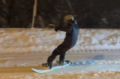 Uludağ'dan şehre snowboard ile indi