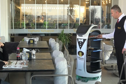 Bursa'da kebap salonunda robot garsonla servis hizmeti yapıyor