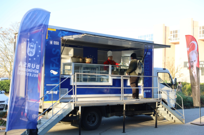 Bursa Büyükşehir'den iki üniversitenin öğrencilerine sıcak çorba ikramı