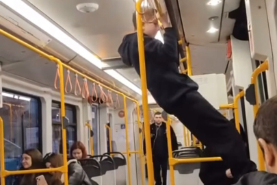 Metroda şaşkın bakışlar içinde barfiks çekti!