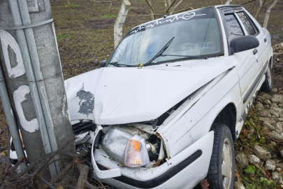 İnegöl'de kontrolden çıkan otomobil direğe çarptı; 2 yaralı