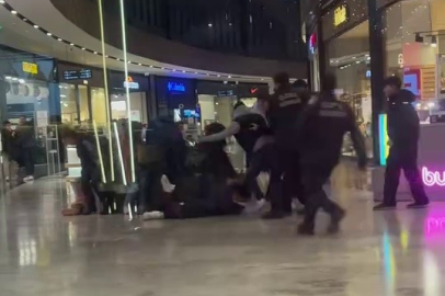 Bursa'da alışveriş merkezinde tekme tokat kavga ettiler