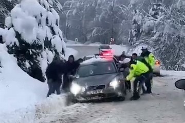 Bursa’da karlı yolda vatandaşlar mahsur kaldı