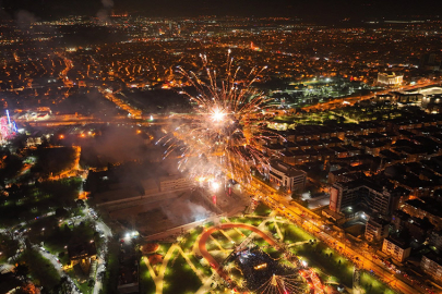Bursa'da Atatürk Stadyumu Meydanı'nda yeni yıl coşkusu