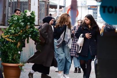 Hareketli yılbaşı ağacı hem korkuttu hem gülümsetti