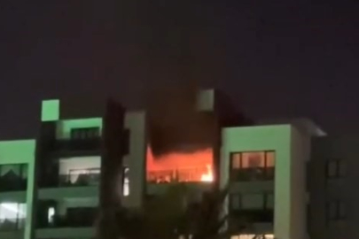 Kutlamada patlatılan havai fişekler neredeyse evi yakıyordu