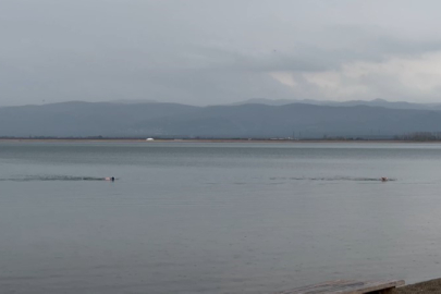 Yeni yılın ilk sabahında İznik Gölü'nde yelken sörfü