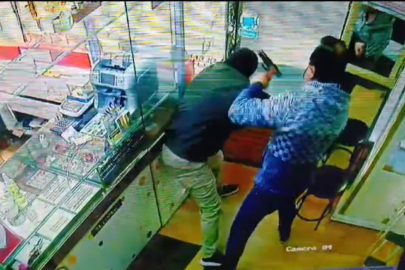 Oyuncak silahla soymaya kalktığı kuyumcudan dayak yedi