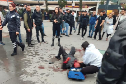 Herkesin gözü önünde amcasını defalarca bıçakladı