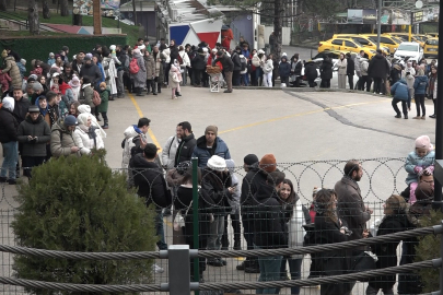 Uludağ’a çıkmak isteyenler metrelerce kuyruk oluşturdu