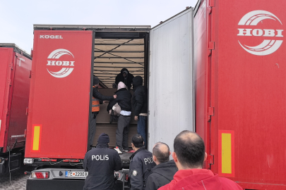Avrupa’ya kaçmak isteyen göçmenler tırın dorsesinde yakalandılar