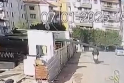 İnşaattan sarkan demirler motokuryeyi yaraladı