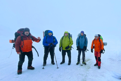 Bursalı dağcılardan -13 derecede kar mağarası kampı