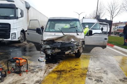 Park halindeki tıra çarpan minibüsteki 3 kişi yaralandı