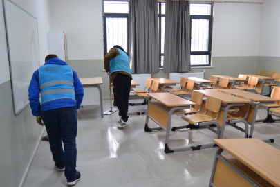 Cezalarını okul temizleyerek dolduruyorlar