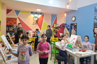 Çocuklar sömestr tatilinde resim çizerek keyifli zaman geçiyor