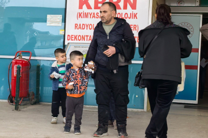 Demir kapıya elini sıkıştıran çocuğun parmağı koptu