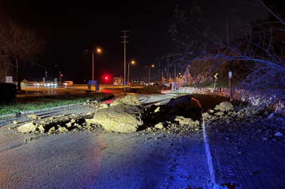 Kestel ilçesinde heyelan yolu trafiğe kapattı