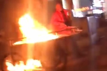 Alkollü şahıs ekmek teknesini ateşe verip başında oturdu