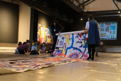 Çocuklar kolektif sanat üretimini öğreniyor