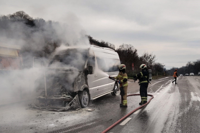 İnegöl'de servis minibüsü alev alev yandı
