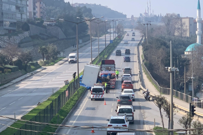 Gemlik'te tırın üzerindeki makine yola devrildi